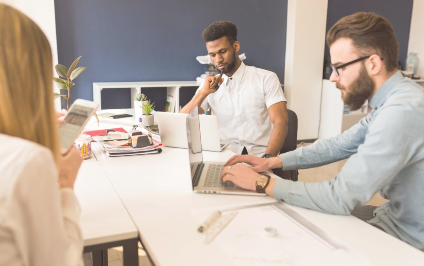 Grupo de profesionales colaborando en análisis financiero